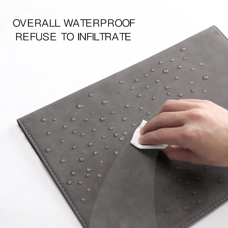 Housse souple et imperméable pour ordinateur portable avec doublure absorbant les chocs